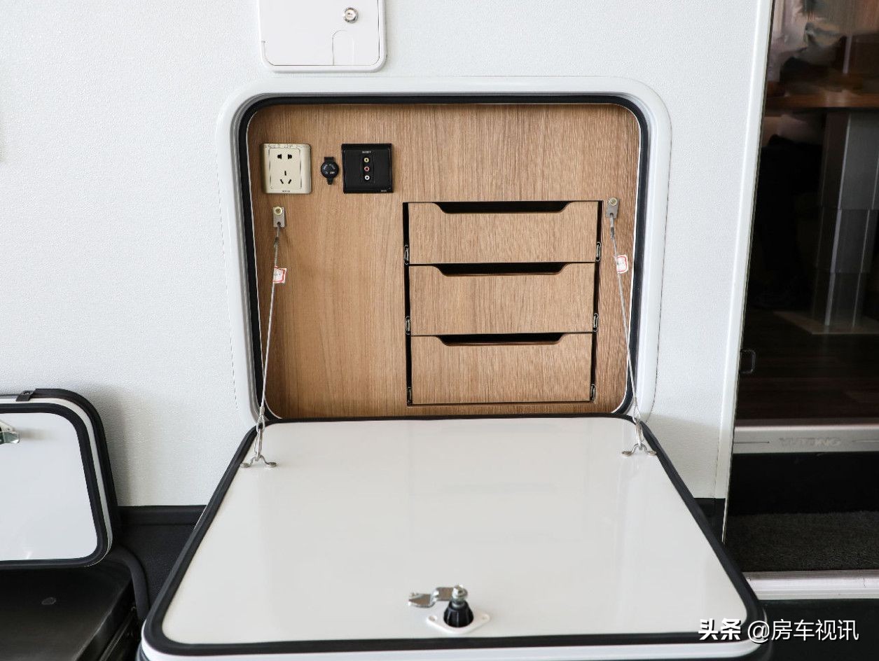 没有额头的皮卡房车,没有额头的背驮房车