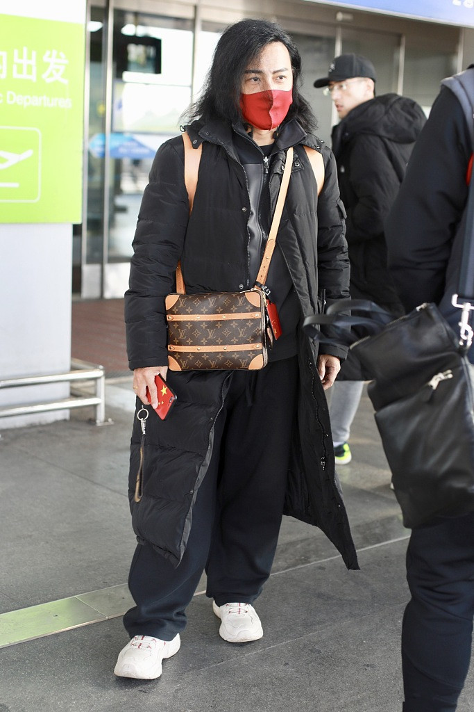 陈志朋真够了，一身宽松穿成“200斤胖子”，戴红色口罩吸睛惹眼