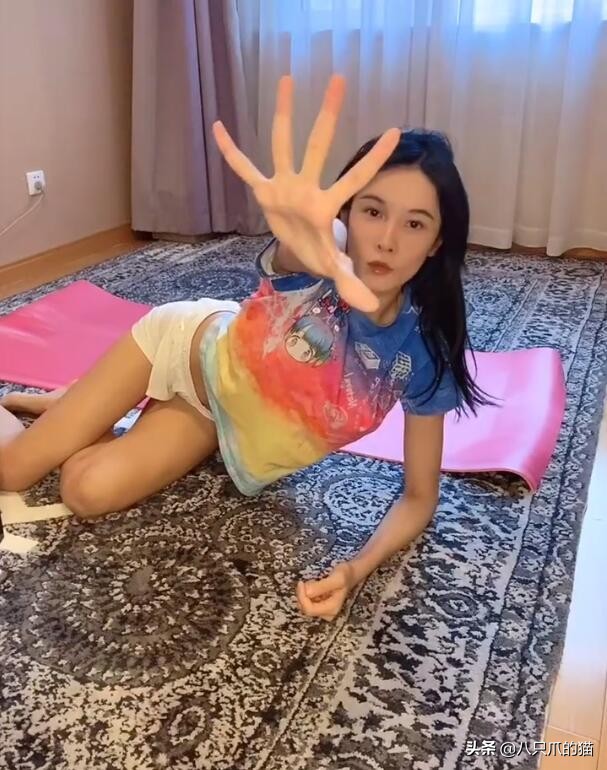 张蓝心穿黑色皮裤,张蓝心穿健身裤