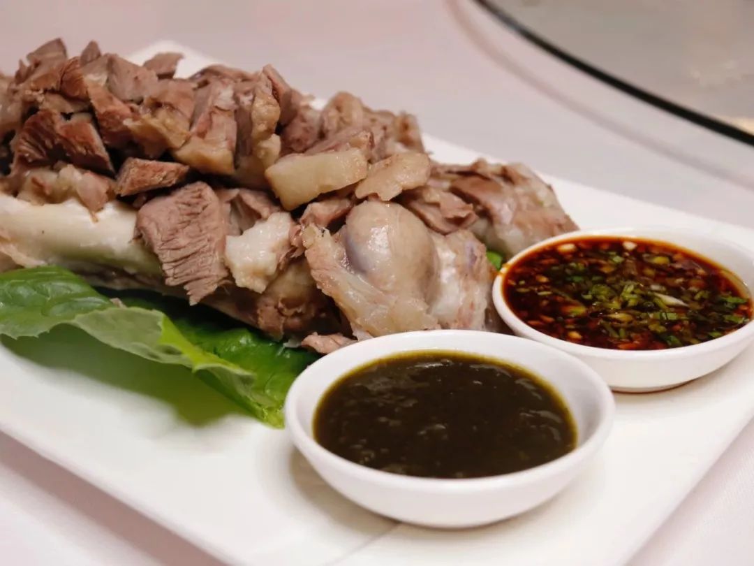 可以吃烧烤烤全羊的地方,有篝火烤全羊的地方