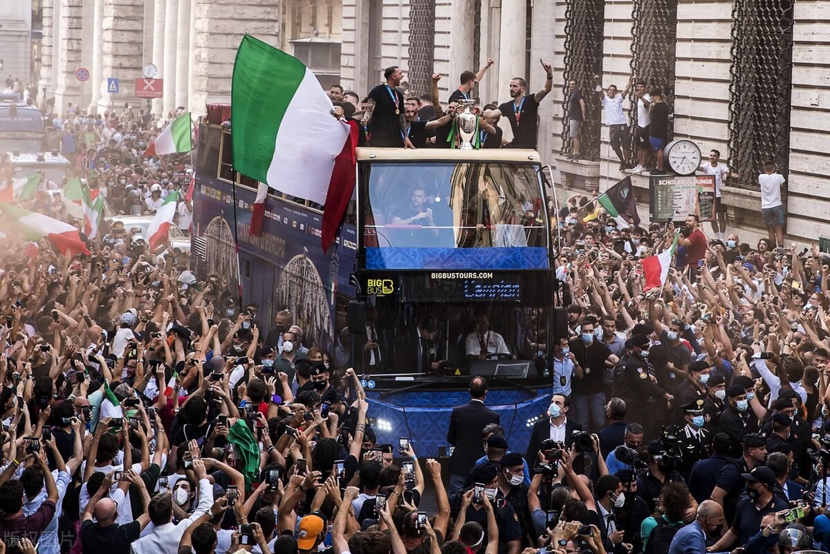 罗马夺冠狂欢,意大利罗马夺冠游行