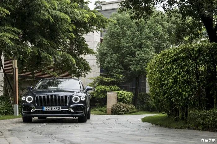 宾利飞驰对比迈巴赫s480气场,宾利飞驰街拍气场霸气视频