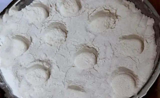 不用面粉腌咸蛋黄最快的方法,怎样腌鸡蛋腌的既不咸蛋黄又出油