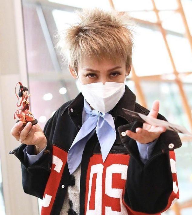 在“姐姐团”勾心斗角的宁静，机场弯腰摸粉丝肉*袜丝**，举动超可爱