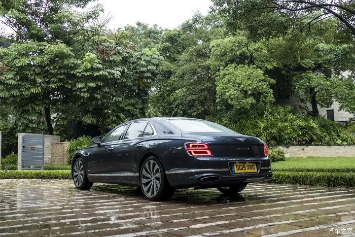 宾利飞驰对比迈巴赫s480气场,宾利飞驰街拍气场霸气视频