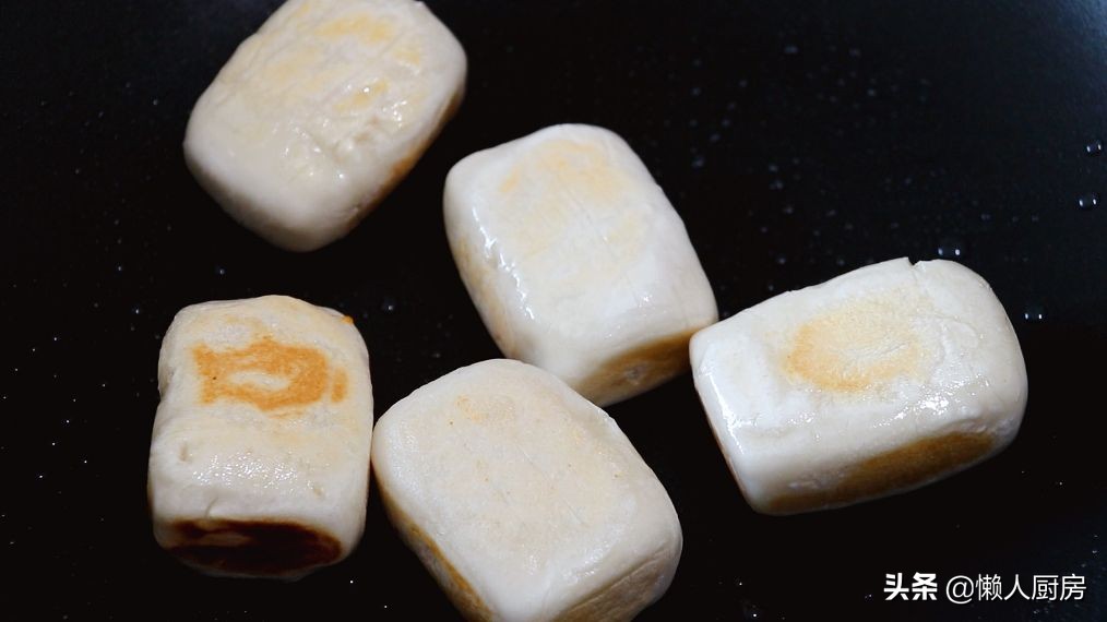 年糕不用微波炉用开水泡软吗,很好吃的年糕爆浆不用煮