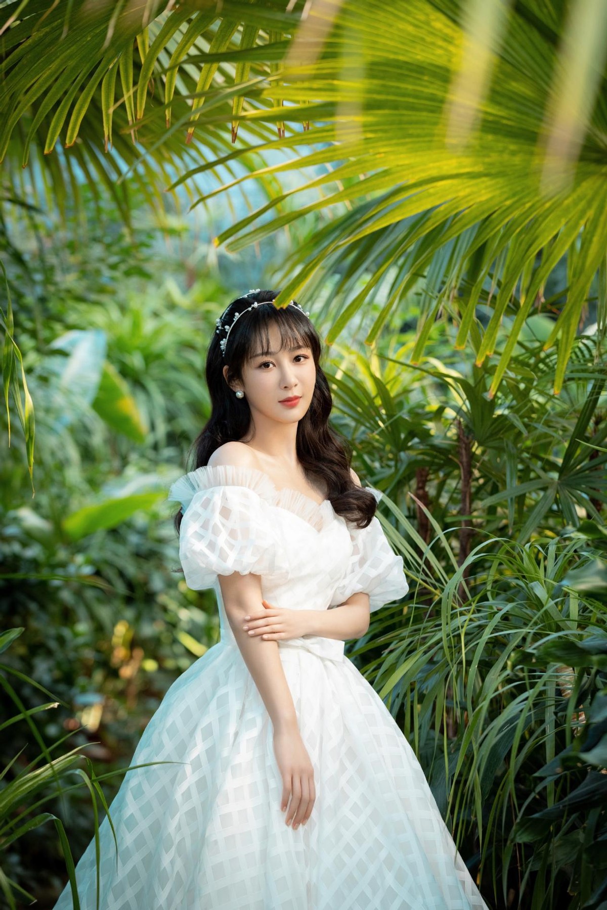 杨紫近期长发披肩同款发型,杨紫白色纱裙配公主头造型