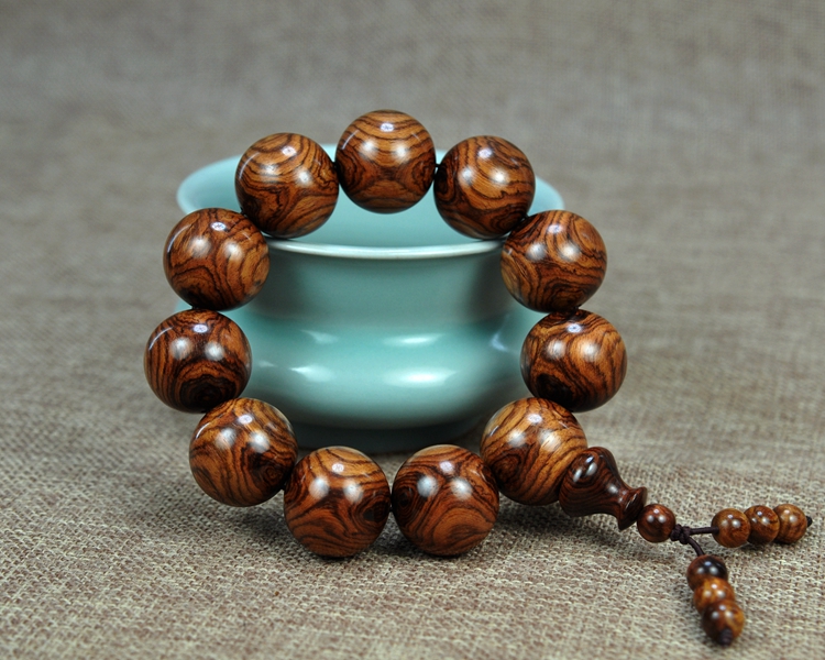 海南黄花梨手串越盘越红吗,黄花梨手串值钱吗