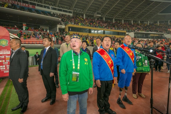 赛前球迷唱响“我爱你中国”最强音——“时代楷模”北京榜样和共和国同龄球迷代表共同领唱