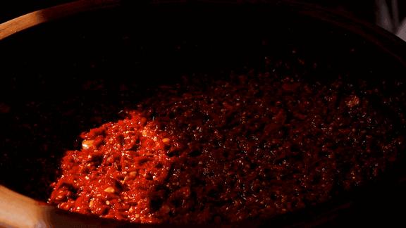 中国小有名气的酱，郫县豆瓣酱为何能被大众所喜爱？川菜不能没它