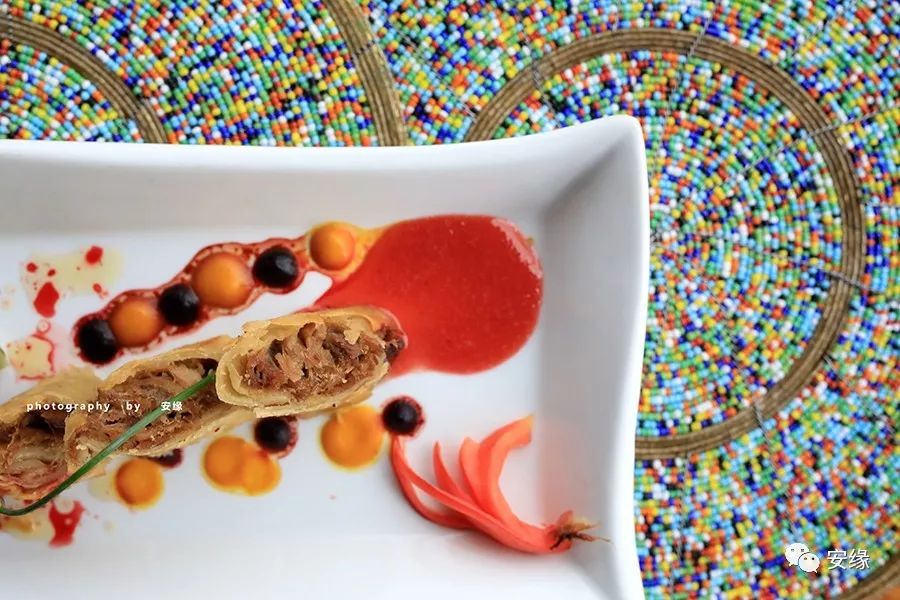 他，百亿富豪，常近乎全裸出现在公共视线里，却被英女王封为爵士