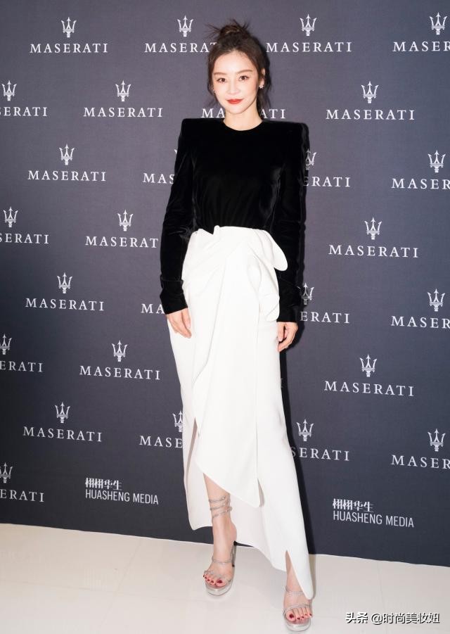 袁姗姗黑白衣服搭配,袁姗姗一袭黑色丝绒连衣裙