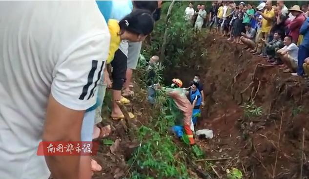 马路惊现巨型蟒蛇,臭水沟惊现巨大蟒蛇