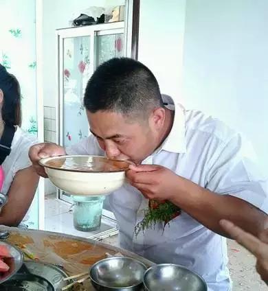 山东这个新郎这下火了,被人用胶带绑路灯杆上泼调料……就不能好好结个婚吗?