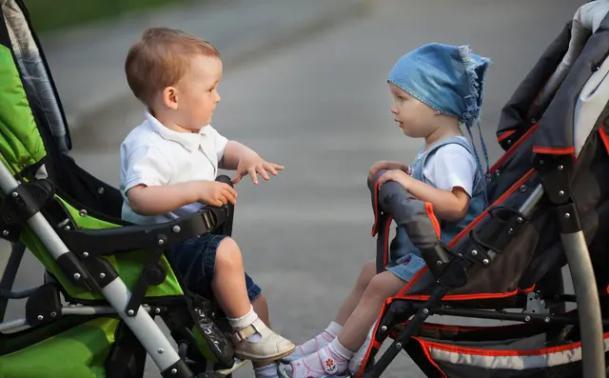 4岁孩子说耳朵疼然后夜晚发烧,4岁小男孩耳朵疼是怎么回事