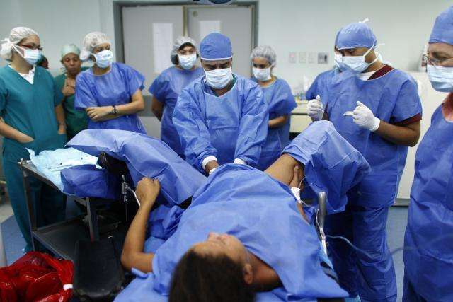 产妇分娩被“围观”，吓得使不出力气，在产科遇到男医生，尴尬