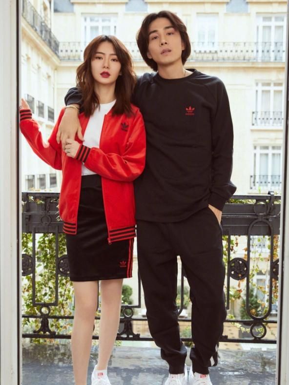 戚薇夫妇甜蜜视频,戚薇穿搭运动鞋