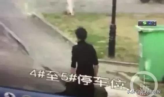 女子遛3只狗不牵绳！湖北男子遭狗撕咬*体下**受伤严重，缝了30多针