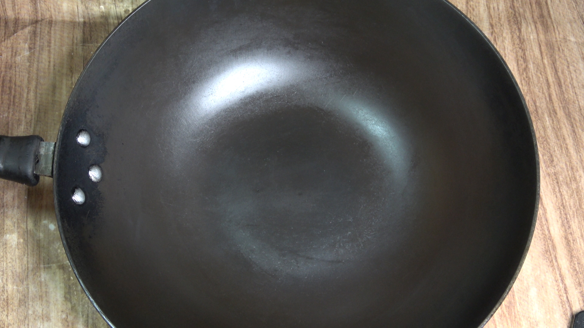 清洁铁锅锅底黑垢方式,清洗四孔锅具黑垢小妙招