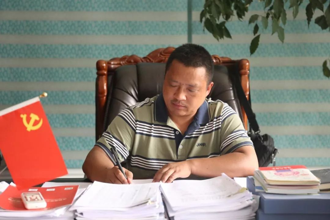 足球公益行动贫困山区小学,爱心足球慈善公益行走进乡村小学