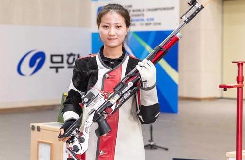 她，热爱足球，是南开大学男足球队队长，兴趣与学习不是“敌人”