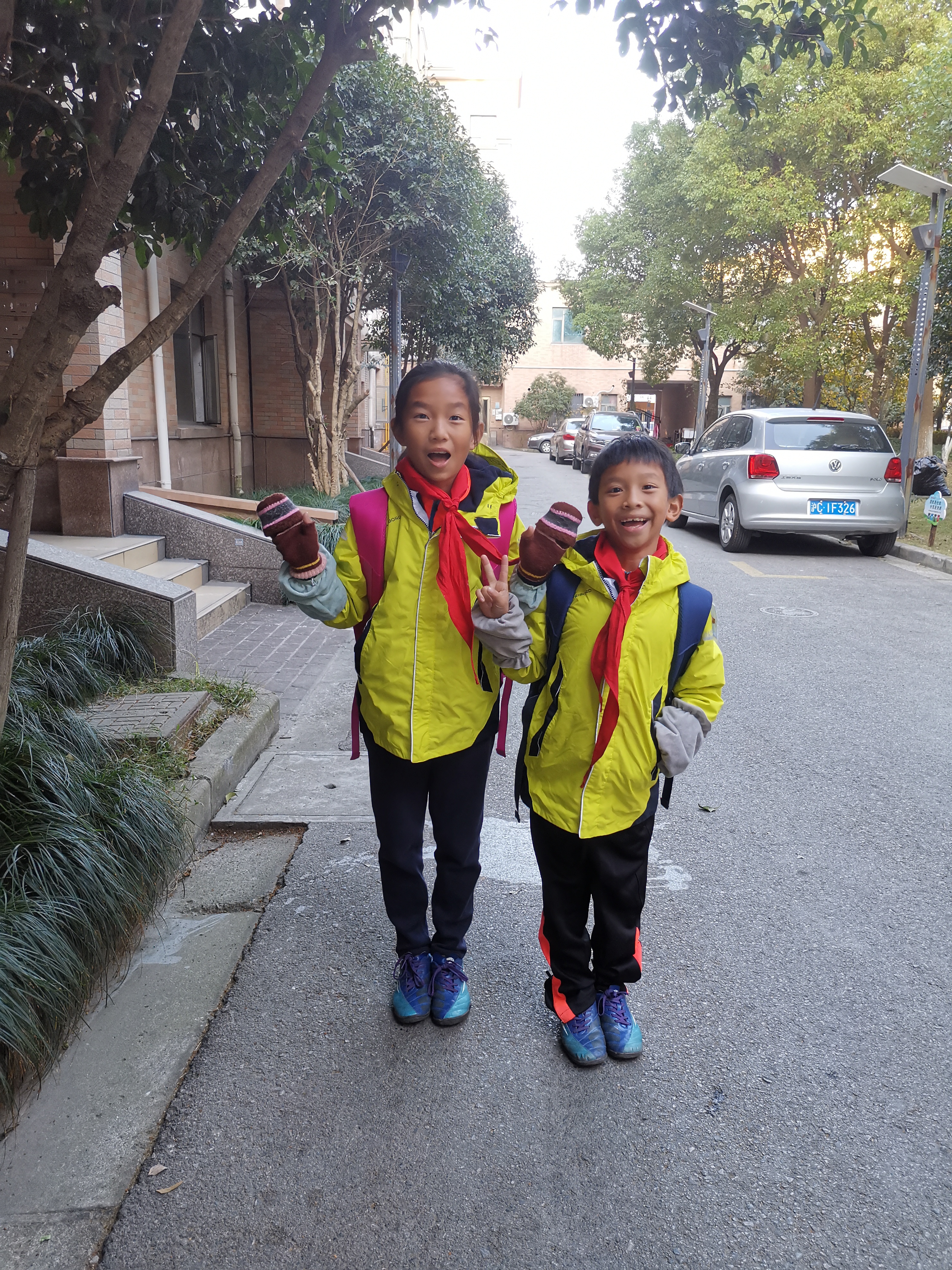 全家劝生三胎但孕妇不想要,两个女儿别人劝生三胎说说