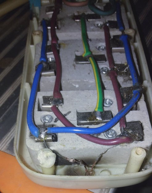 带开关灯头插座里面构造,四方形插座按钮内部构造