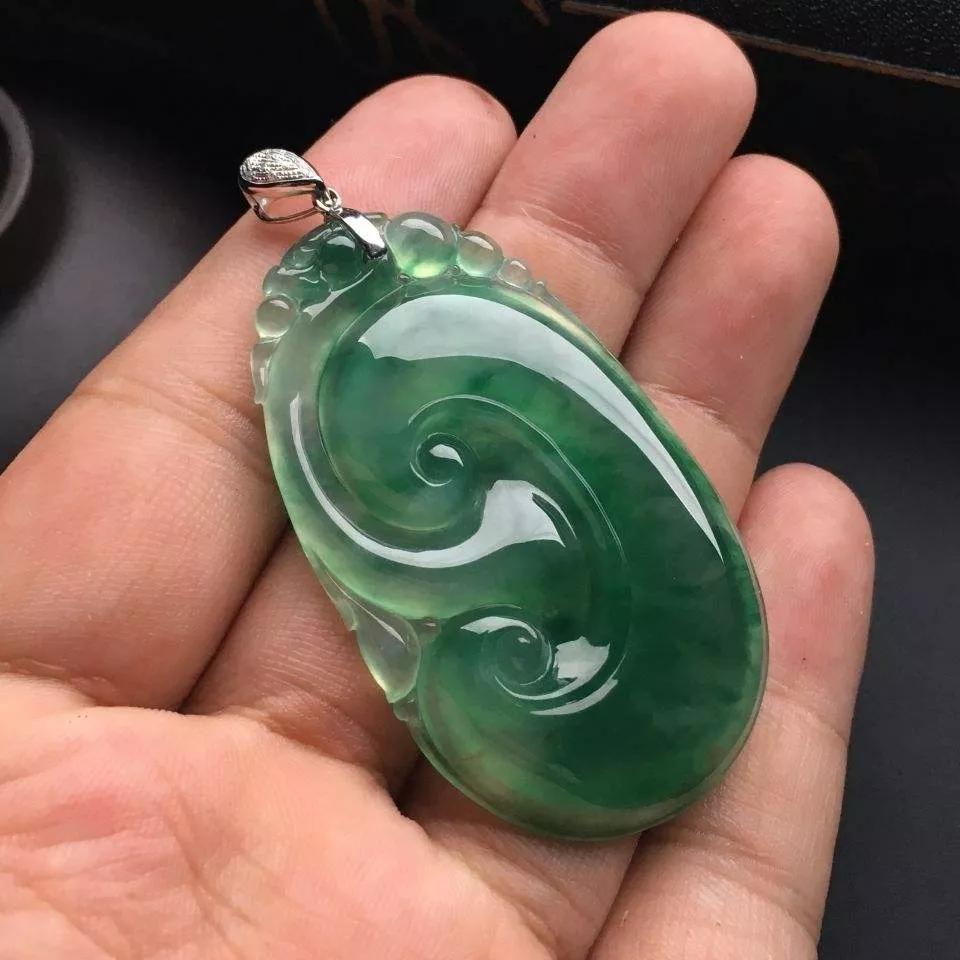 翡翠车挂件的寓意,翡翠蝙蝠挂件寓意