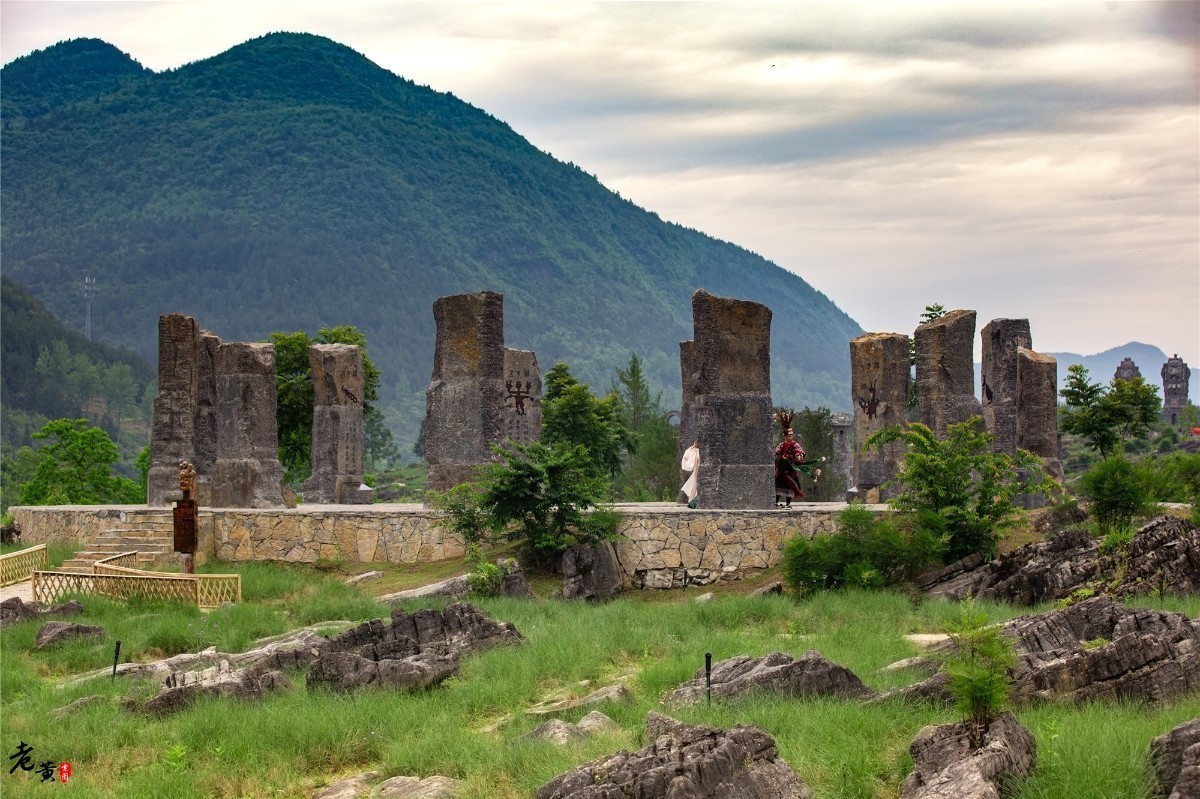 距离重庆主城5小时的边缘小城，鲜花怒放，更有奇妙文化待你赏析