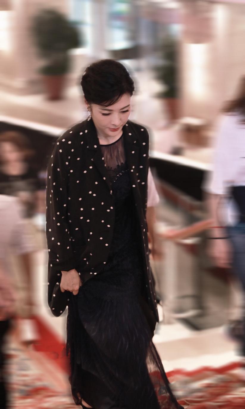 51岁周涛穿蓝色西装粉衬衫,周涛白色西装搭配图片