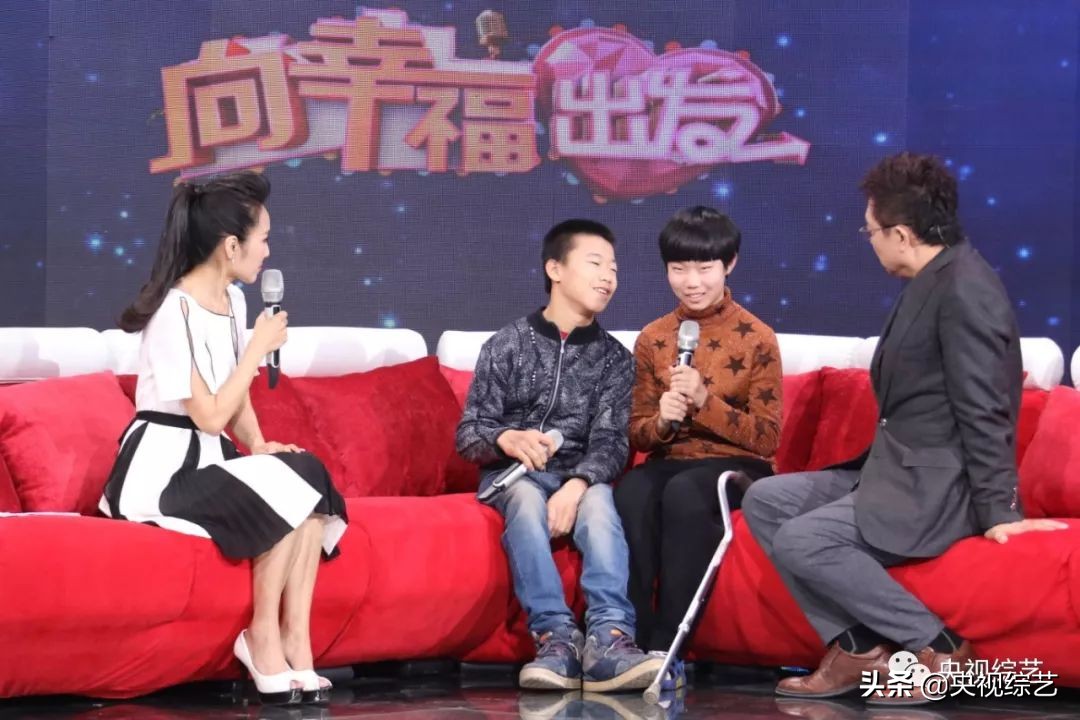 快递小哥感动一幕,帮助脑瘫兄妹的快递小哥