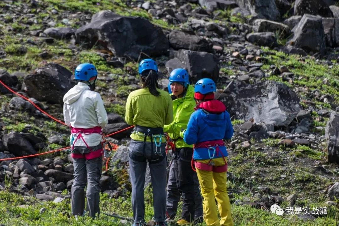 始祖鸟冲锋衣betalt和alphasv怎么选,始祖鸟冲锋衣alphasv6代黑金和蓝色