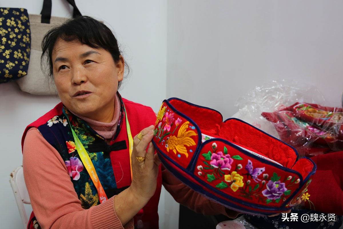 陕北绣娘连续11年赶农高会：一双生肖鞋垫绣一周，卖480元