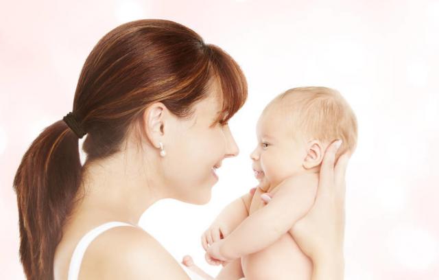 宝宝溢奶了还要不要继续喂奶,宝宝溢奶的原因及解决办法