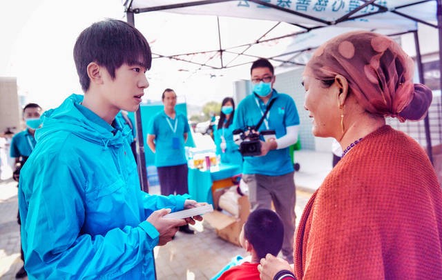 许志安和韩红接吻图片,韩红喜欢过栾树