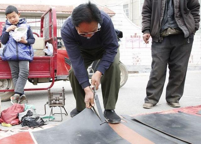 农村现割牛皮带,农村集市20元一根现割牛皮带