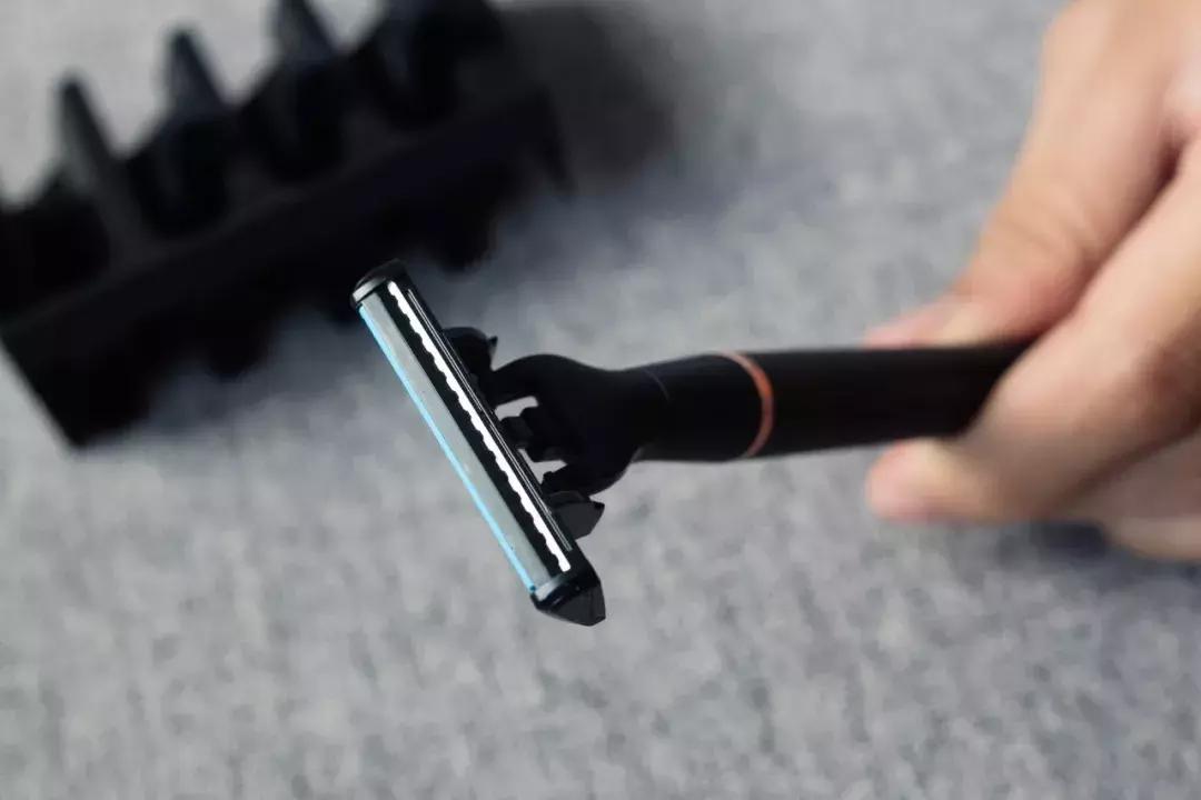 让吉列都抓狂的“手动剃须刀”，网友：最了解的男人还是小米有品