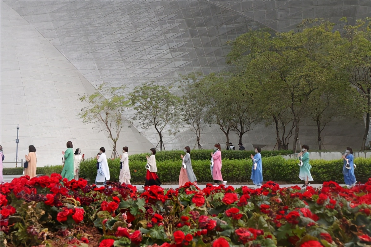 娜主编看秀 | 指间沙：繁华三千，一念光明