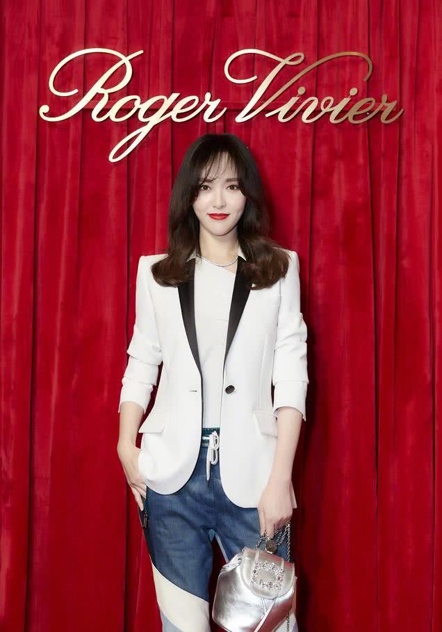 唐嫣穿薄荷绿色卫衣白色鞋,唐嫣爱马仕包包多少钱