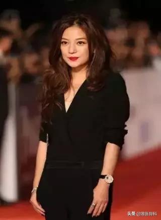 一招改善含胸驼背骨科医生,骨科医院专门矫正驼背