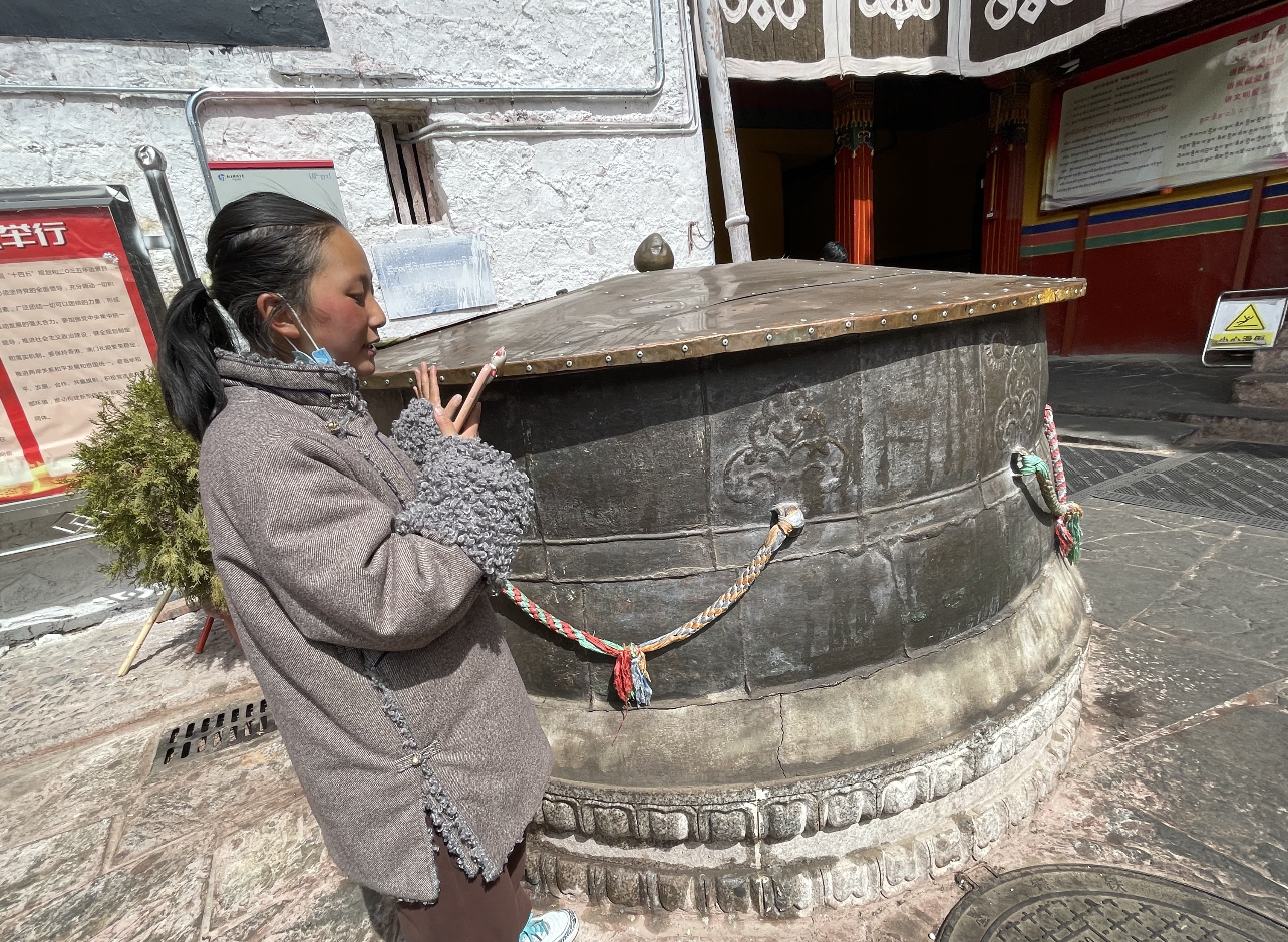 游1300年历史大昭寺，遇17岁无证导游，她说已做了四年讲解
