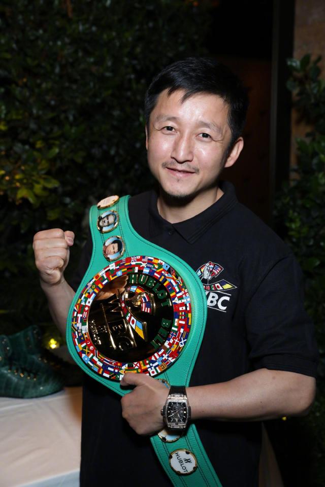 2夺奥运金牌，曾向妻子提出23次分手，拳王邹市明如今咋样了？