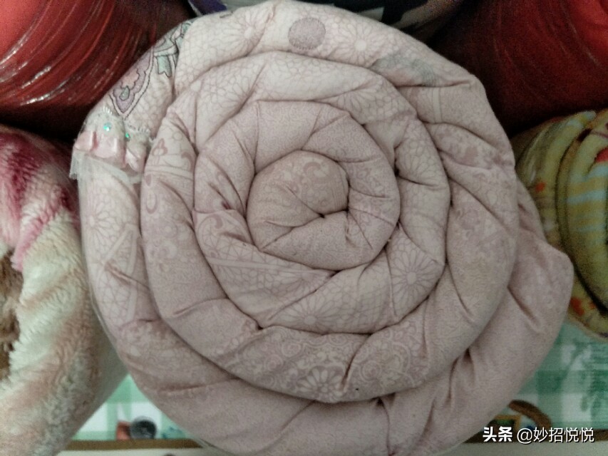 被子冬天简单方便收纳,最省空间的棉被收纳