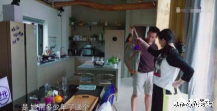 老公夜会嫩模转1万,小S却一个包背10年,这婚姻好不好她不知道?