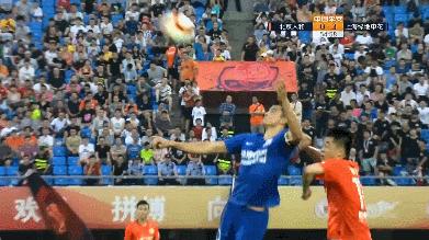 中超上演“连环脚”，申花队长被踢成“内马尔滚”