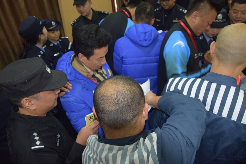 原四川全兴足球明星队到川中监狱开展帮教活动