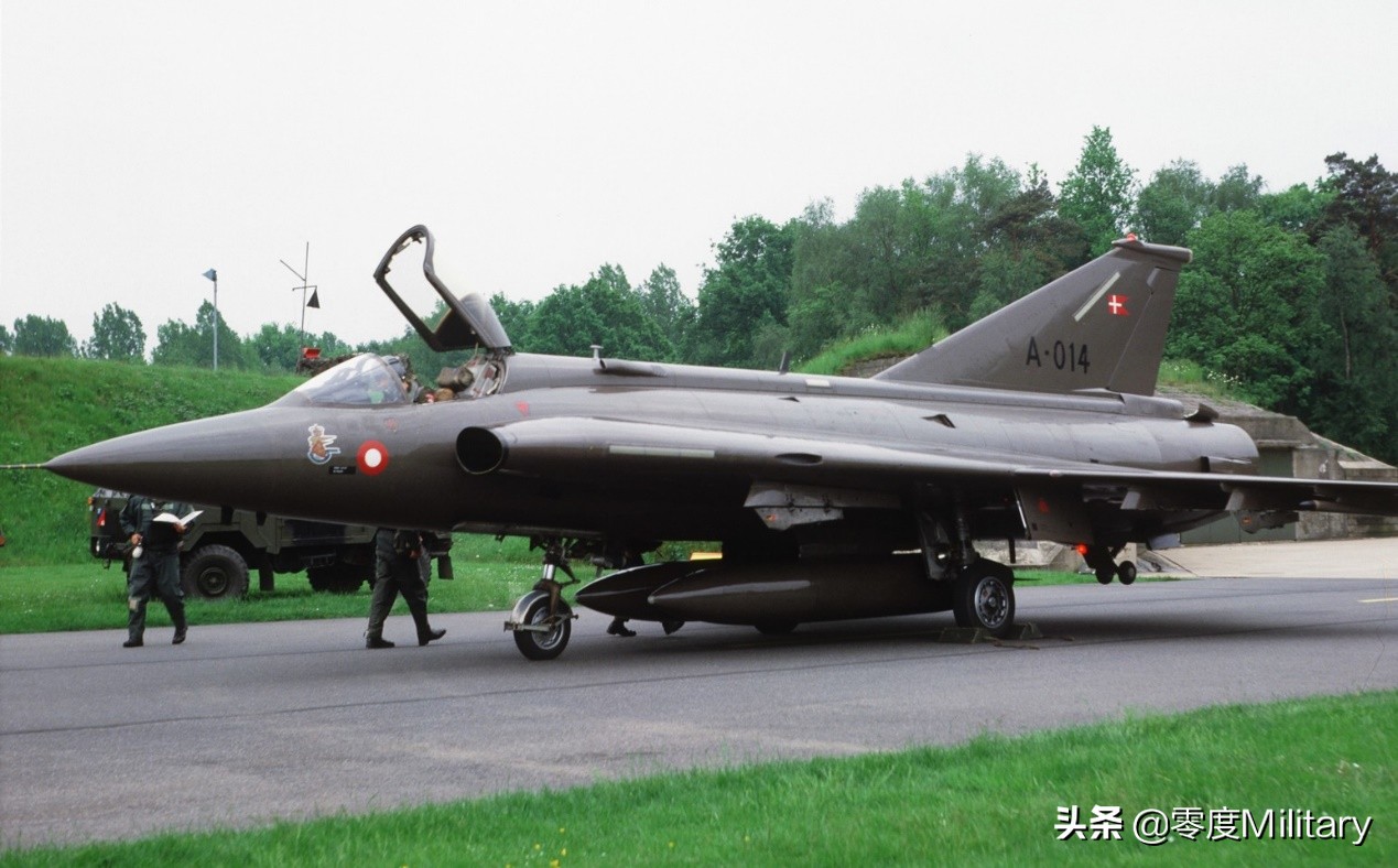 涓归害鐨囧绌哄啗瑁呭,鑻卞浗鐨囧绌哄啗杞扮偢涓归害