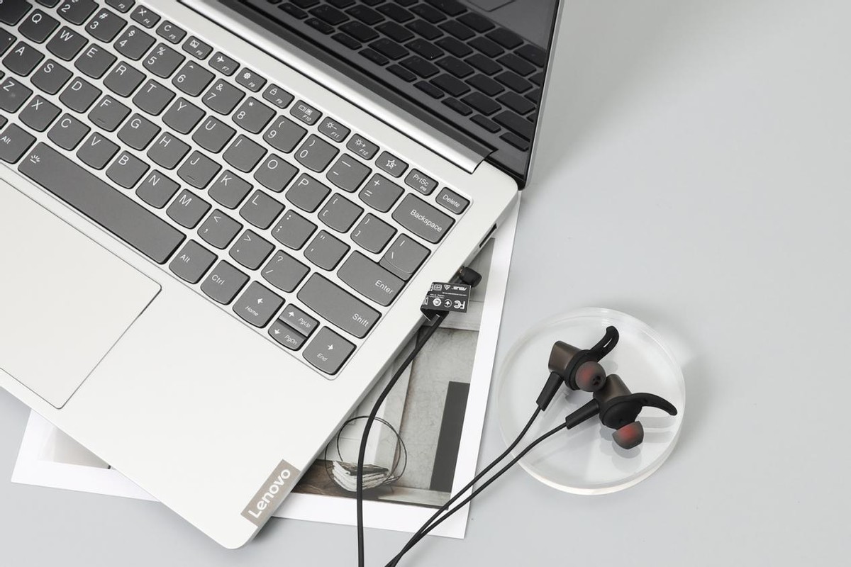 rog降临耳机1和2代区别,rog降临2标准版月曜白入耳式