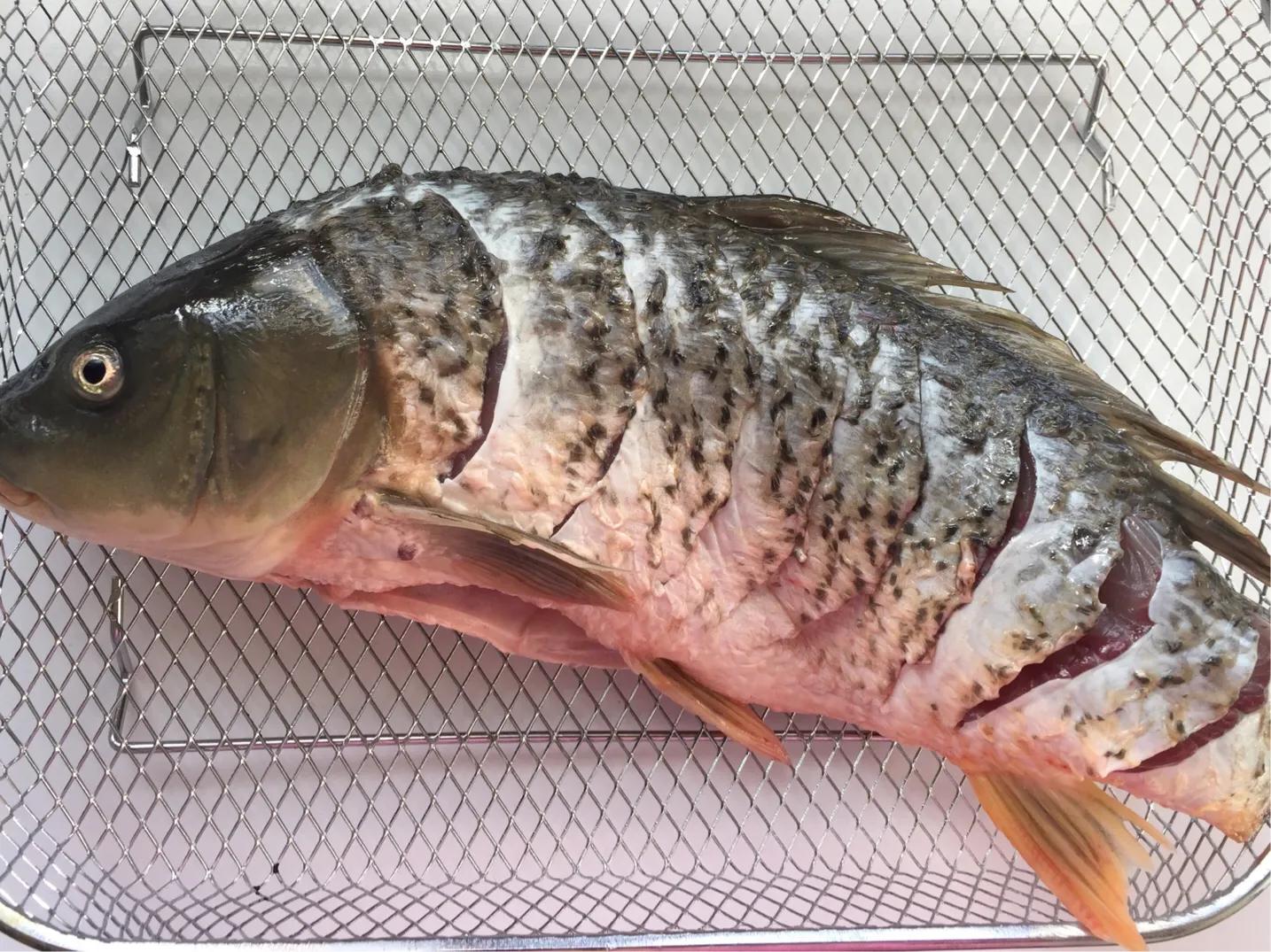 麻辣烤鱼又香又辣好吃到流口水,鲜美烤鱼肉质鲜嫩好吃到飞起