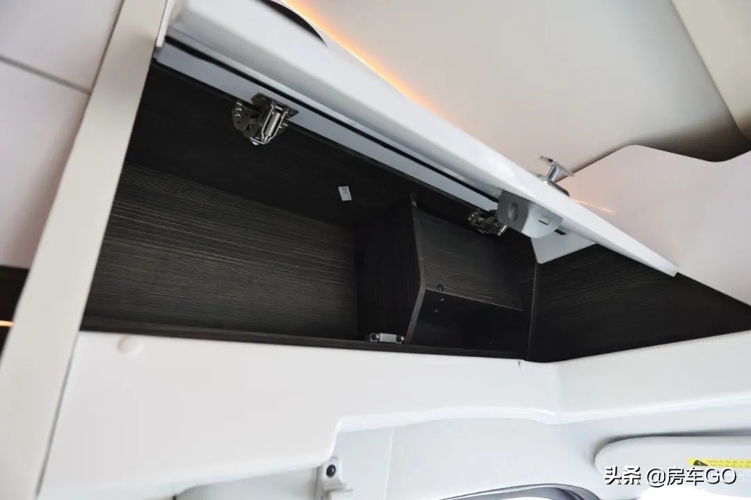 这台房车有5种充电方式，车内电器语音控制，卫生间也是干湿分离
